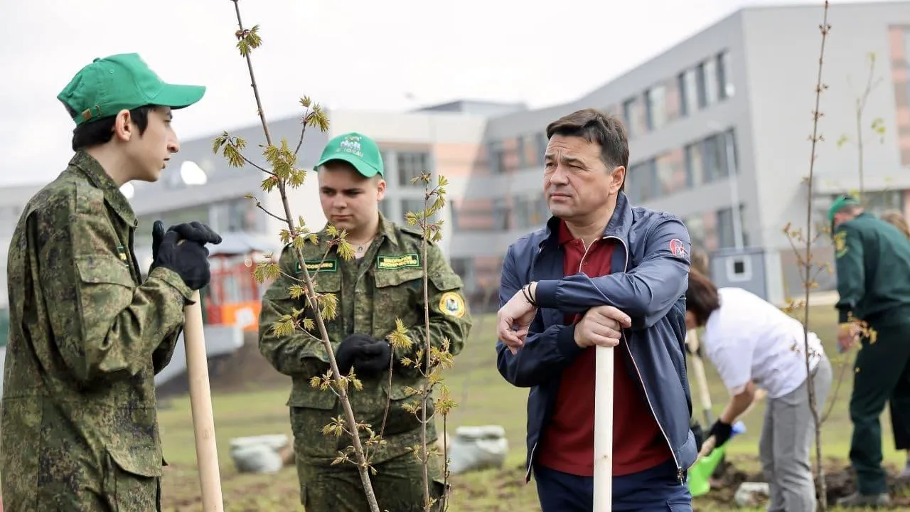 У новой школы в подмосковном селе Тропарево высадили яблони и клены