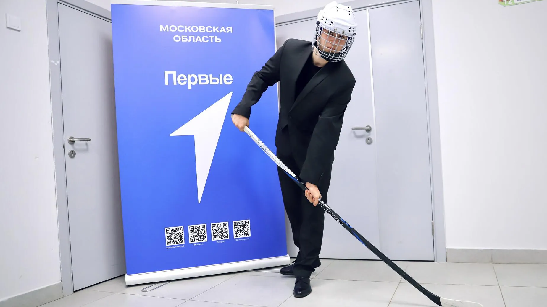 В Солнечногорске юному хоккеисту вручили снаряжение от главы города