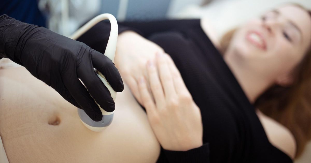 врач объясняет результаты скрининга беременной