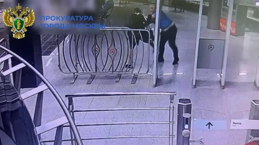 Не хотел уходить из метро: неадекват напал с ножом на сотрудника охраны