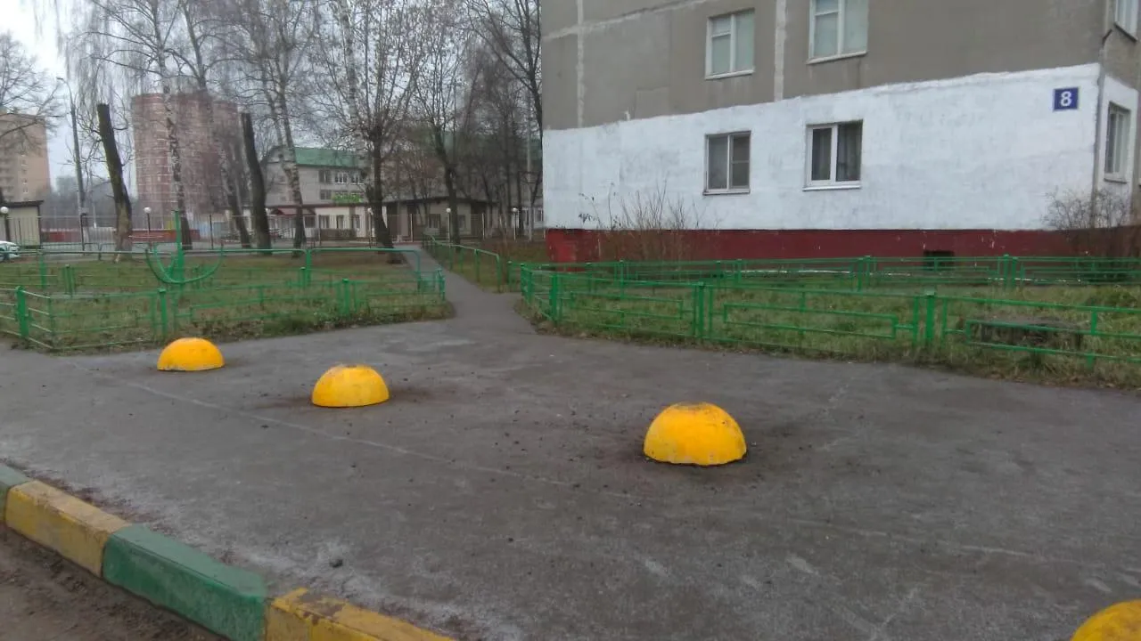 Полусферы на Пахринском проезде Подольска переставили для устранения неправильной парковки