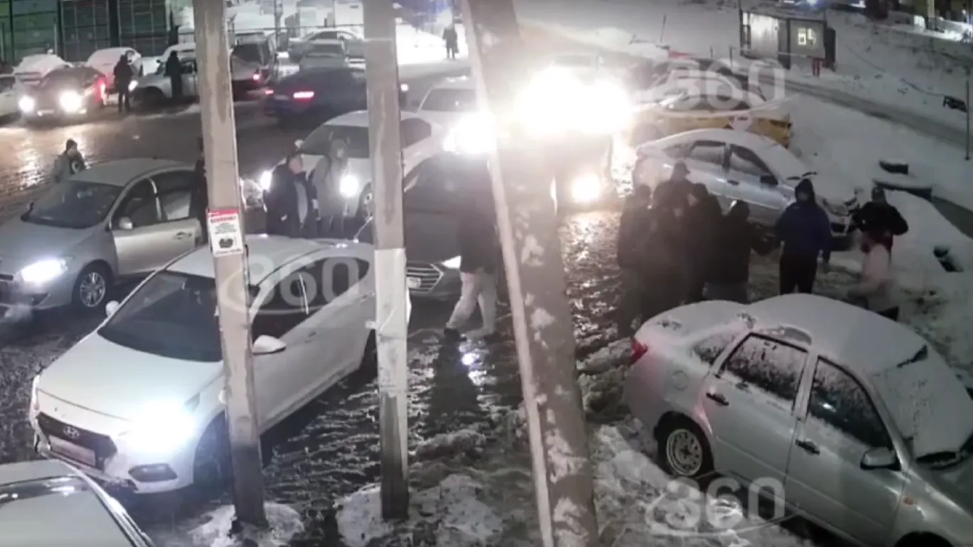 Появилось видео массовой драки таксистов в Санкт‑Петербурге