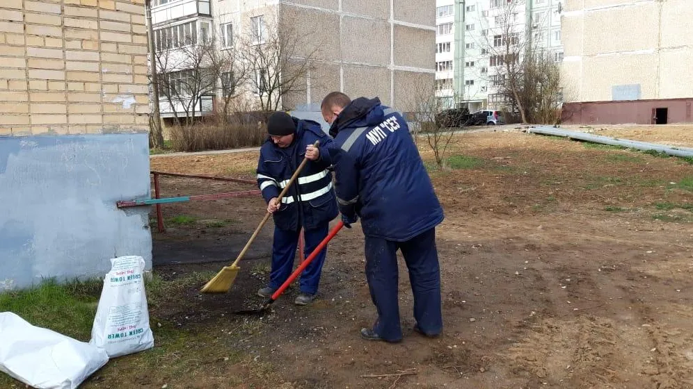 Сотрудники УК Подольска убрали от мусора территорию двух тепловых подстанций