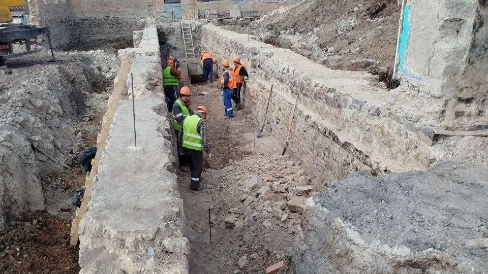 Подмосковные специалисты восстанавливают школу в Мариуполе
