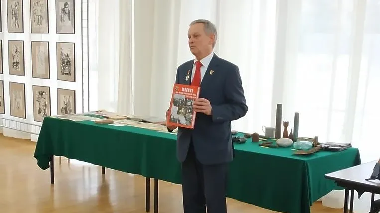Во Дворце культуры Королева открыли выставку картин к 100‑летию ВЛКСМ