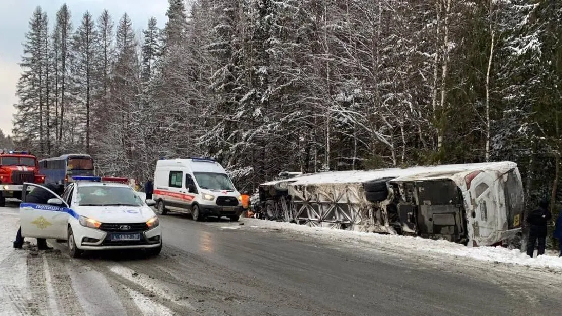Семь человек пострадали в ДТП с туристическим автобусом в Карелии