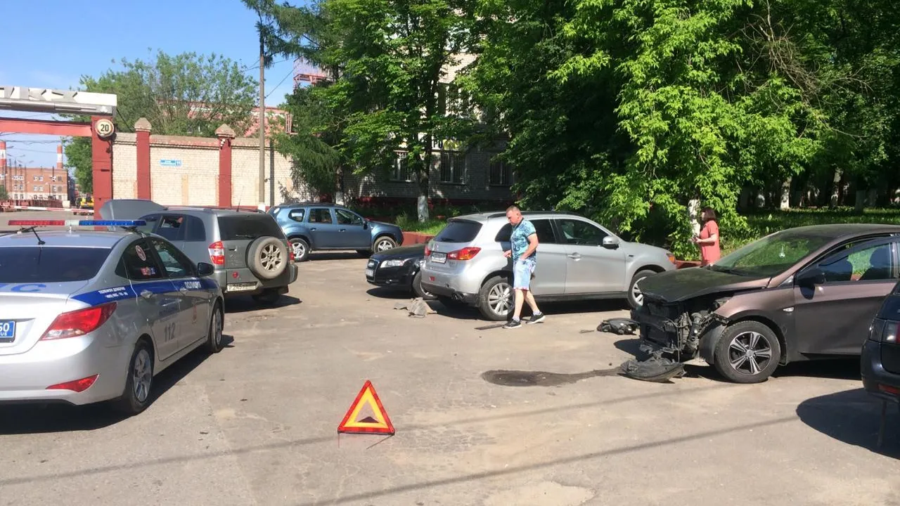 Внедорожник врезался сразу в два автомобиля на территории завода в Подольске