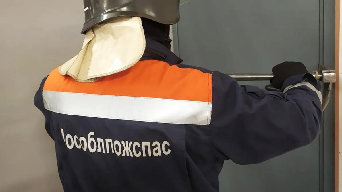 Подмосковные спасатели деблокировали дверь квартиры, где находились трое детей