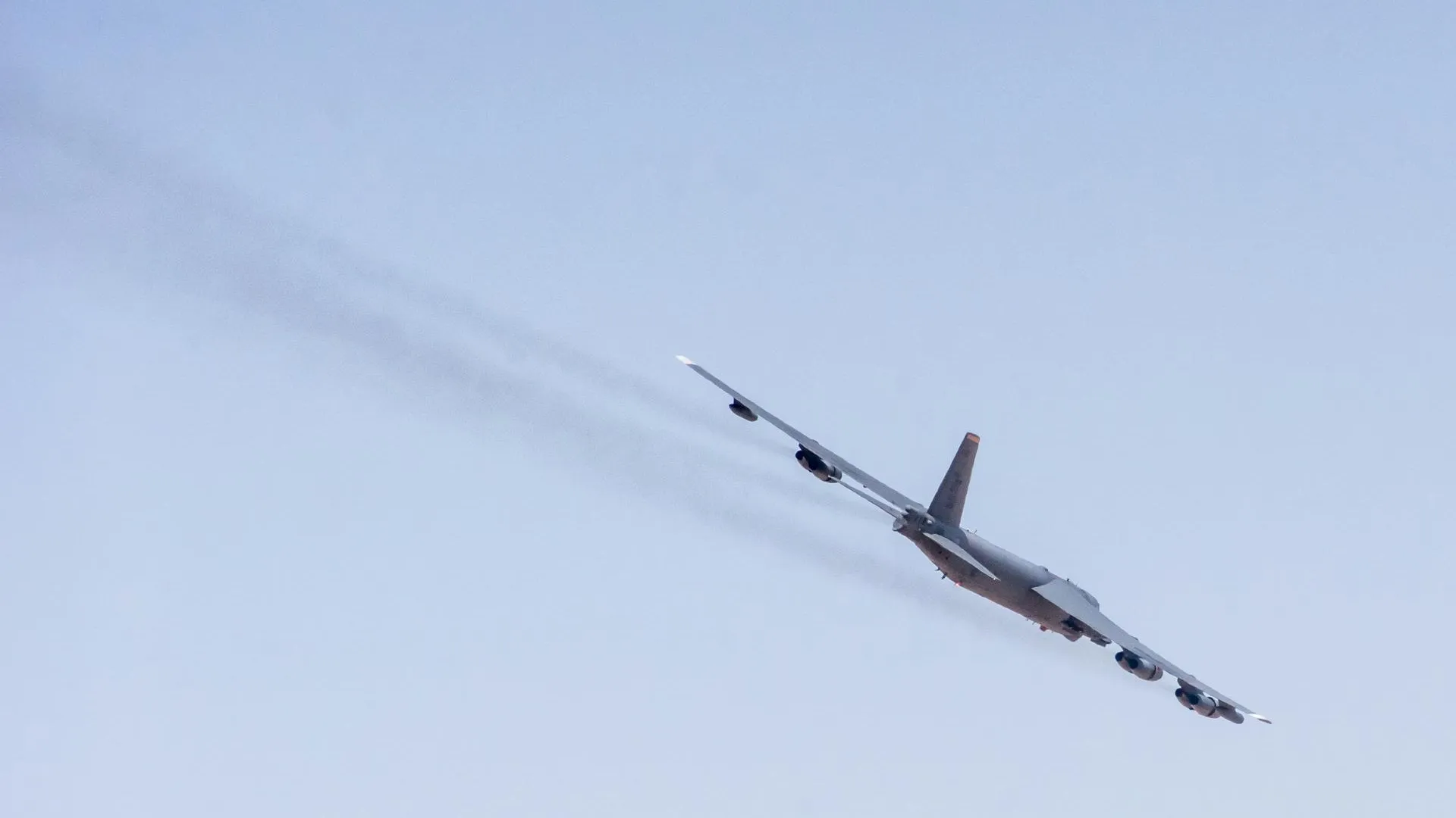 CNN: при крушении бомбардировщика B-52 в Калифорнии погибли 8 человек