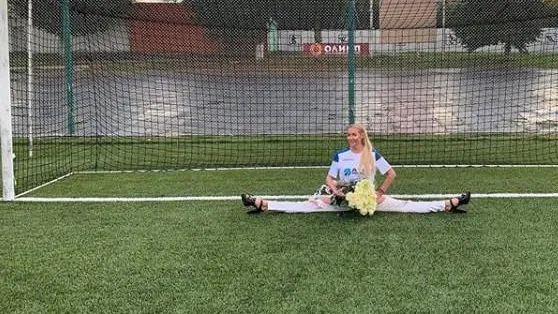 Волочкова раздала автографы жителям Коломны, сидя на шпагате в футбольных воротах
