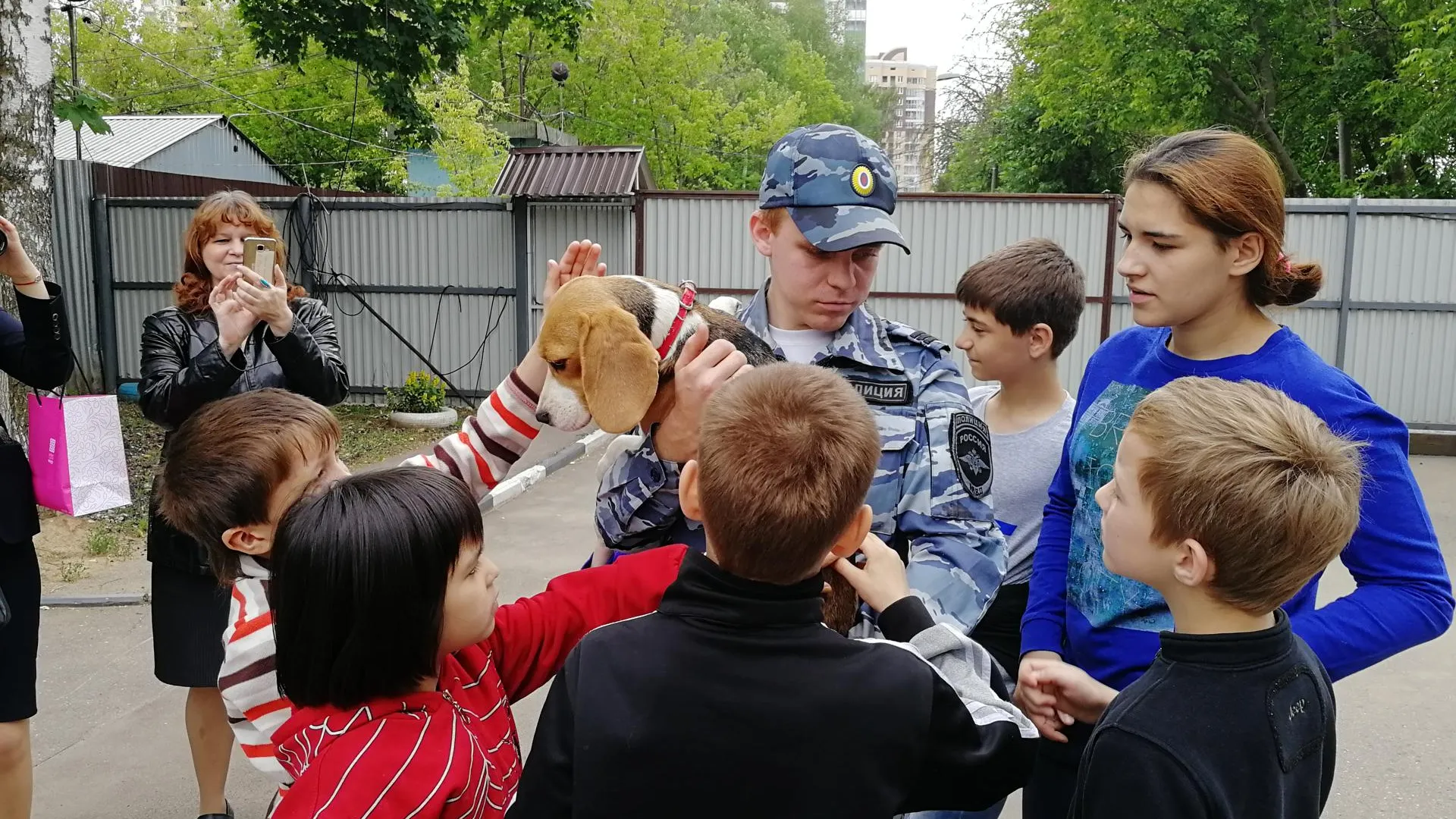 Дети в Королеве подарили кинологам рисунки в честь профессионального праздника