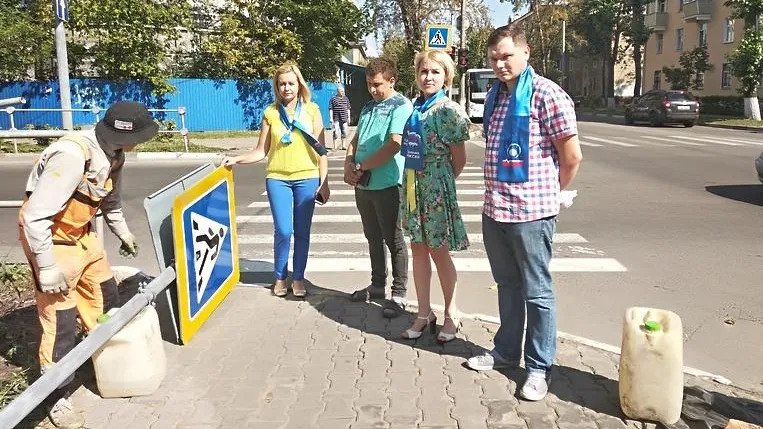 Активисты Королева проверили готовность пешеходных переходов вблизи школ к учебному году
