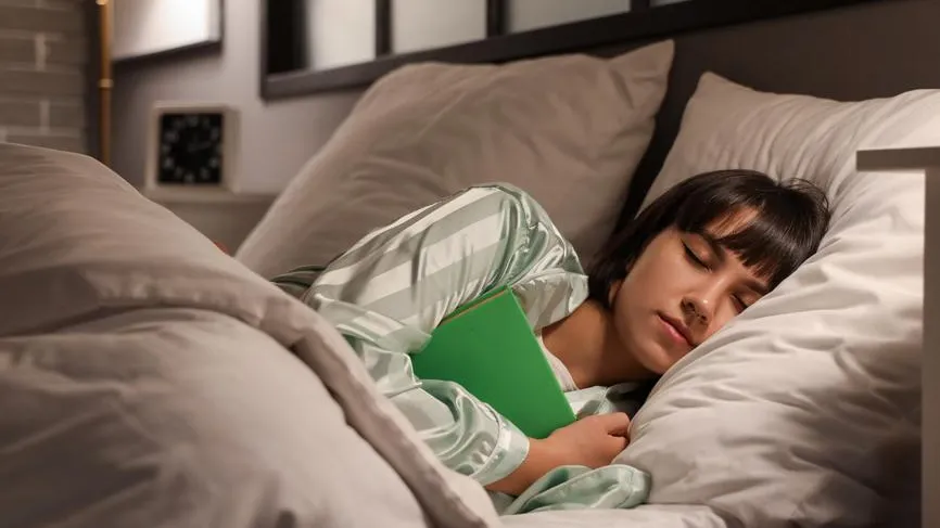 Важно спать по 8 часов: врач дал советы совам и жаворонкам о графике дня