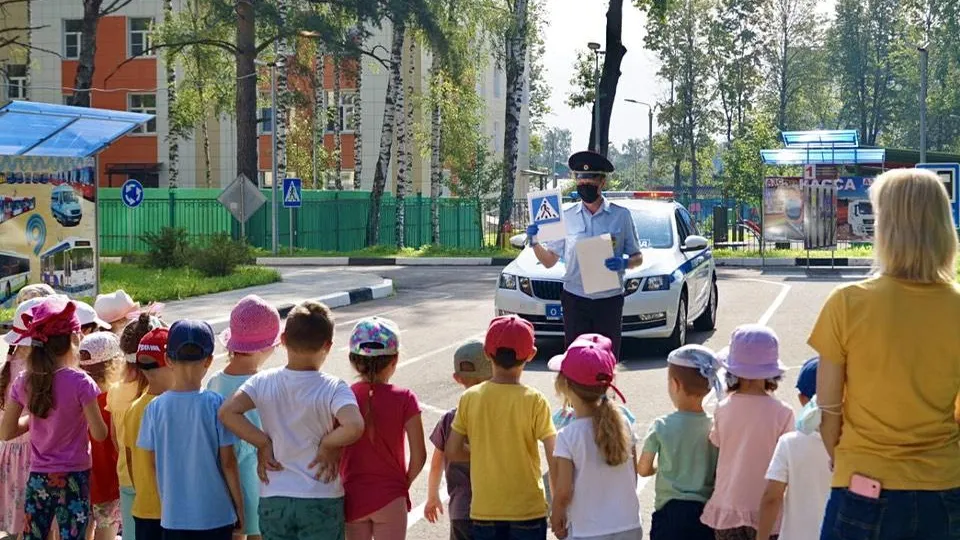 Дошкольникам Красногорска напомнили правила безопасного перехода дороги
