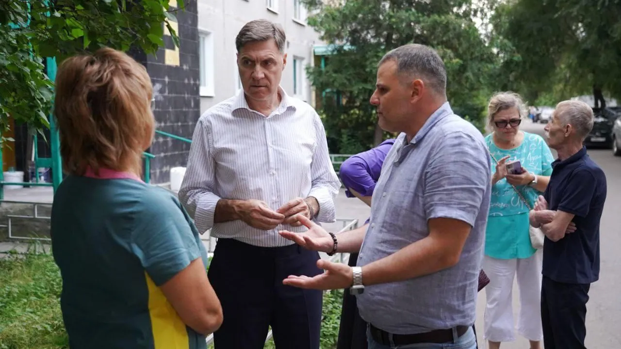 Глава Котельников проверил ход ремонта подъездов