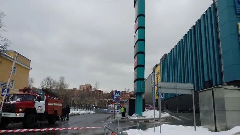 Возле эвакуированного ТЦ в Люберцах организовали оцепление