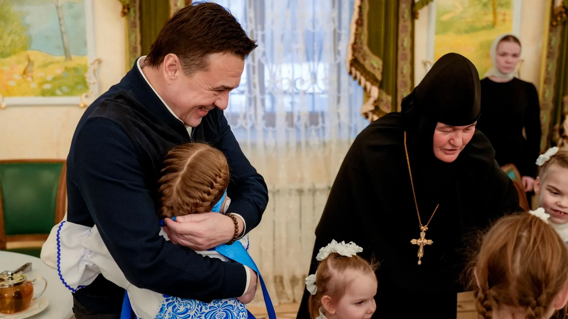 Андрей Воробьев поздравил с Новым годом воспитанниц детского приюта милосердия