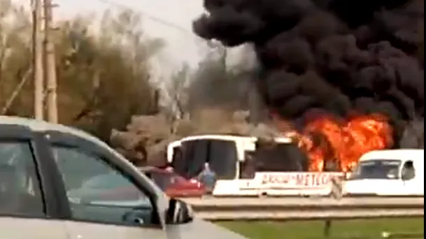 Видео с горящим в Домодедове автобусом появилось в Сети