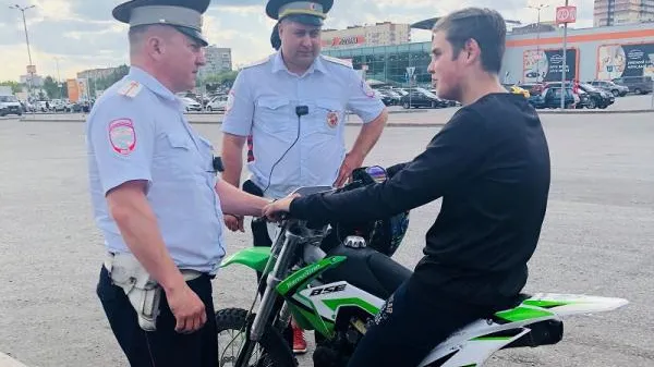 Полицейские в Королеве рассказали подросткам о правилах езды на мопедах