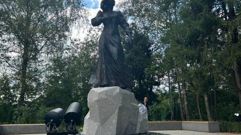 В Подмосковье появился памятник Даше Дугиной