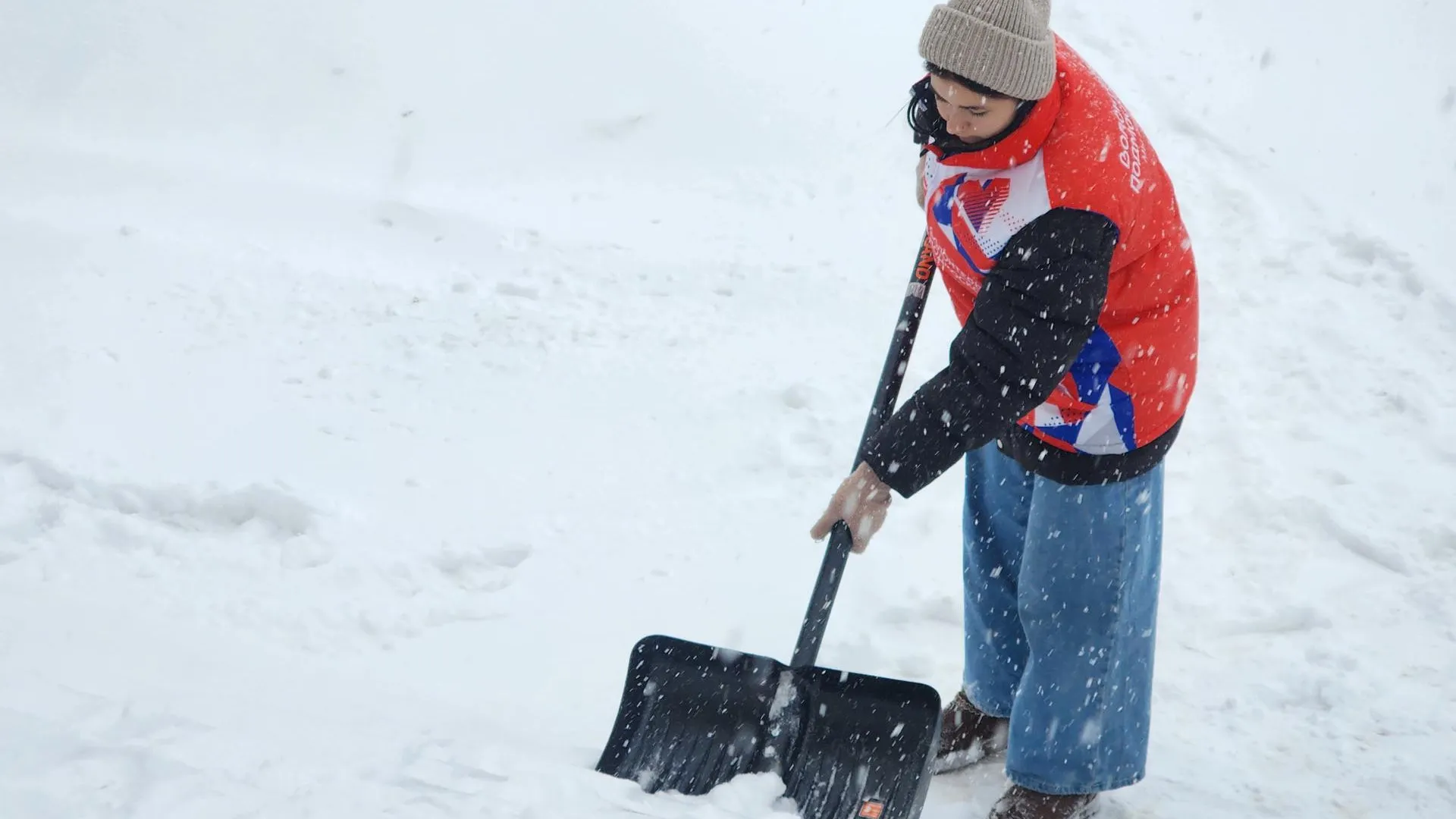 В Ногинске волонтеры расчистили снег к фестивалю «Богородская зима»