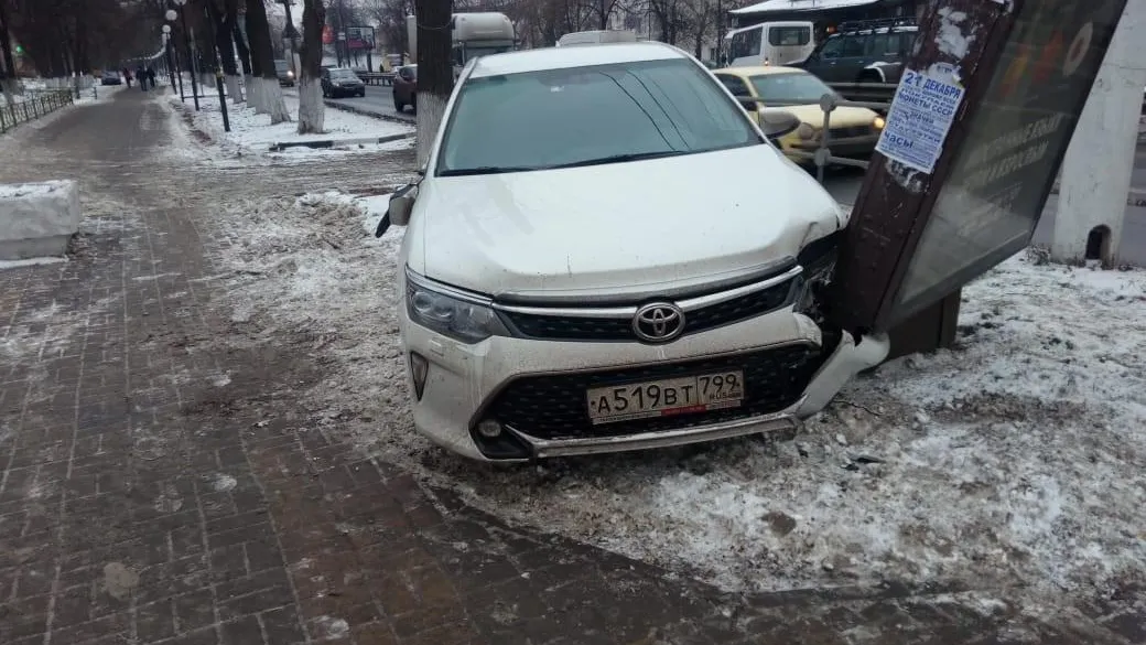 Иномарка врезалась в рекламный щит на Октябрьском проспекте в Люберцах