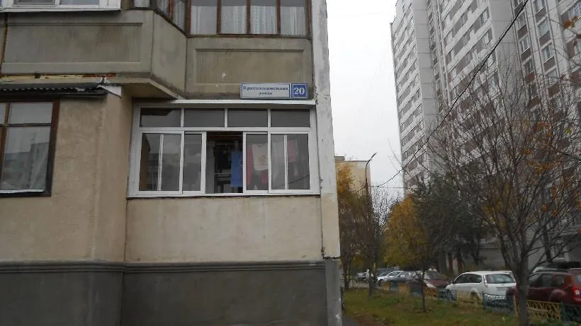 УК из Краснознаменска отремонтировала окна и двери в тамбуре жилого дома после проверки