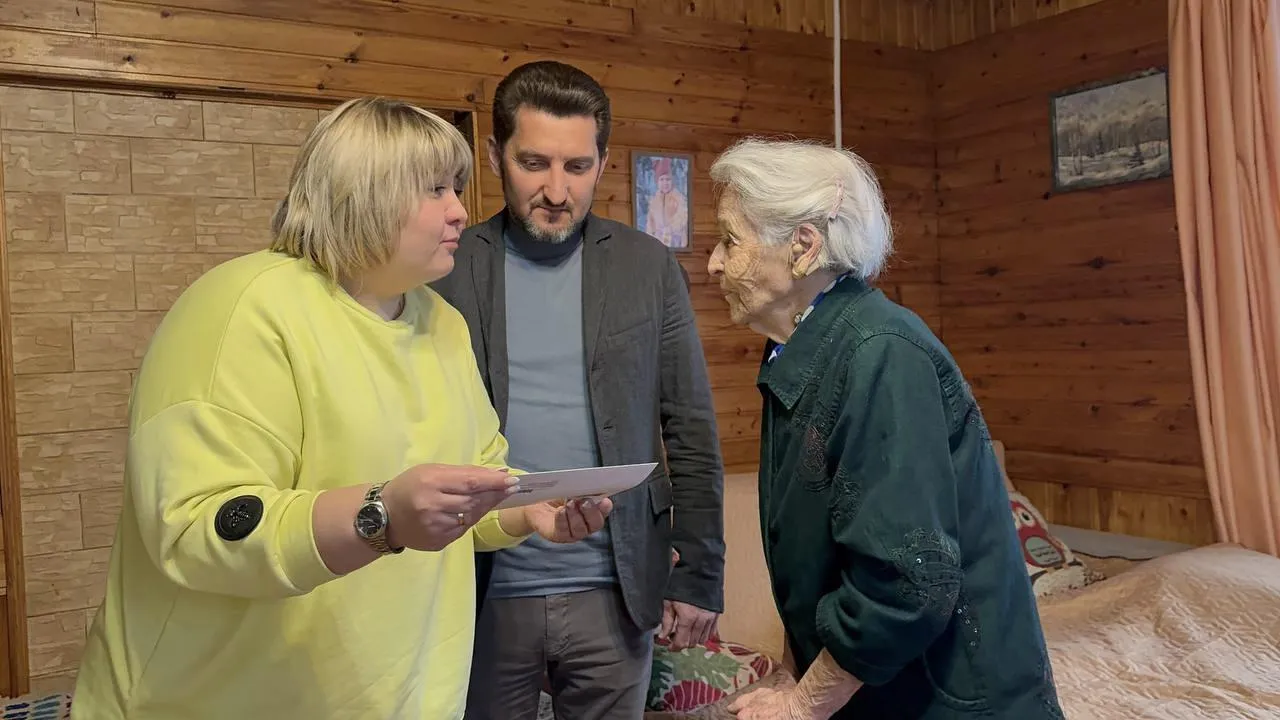 Жительницу Можайского округа Анну Сиушкину поздравили со 100-летием