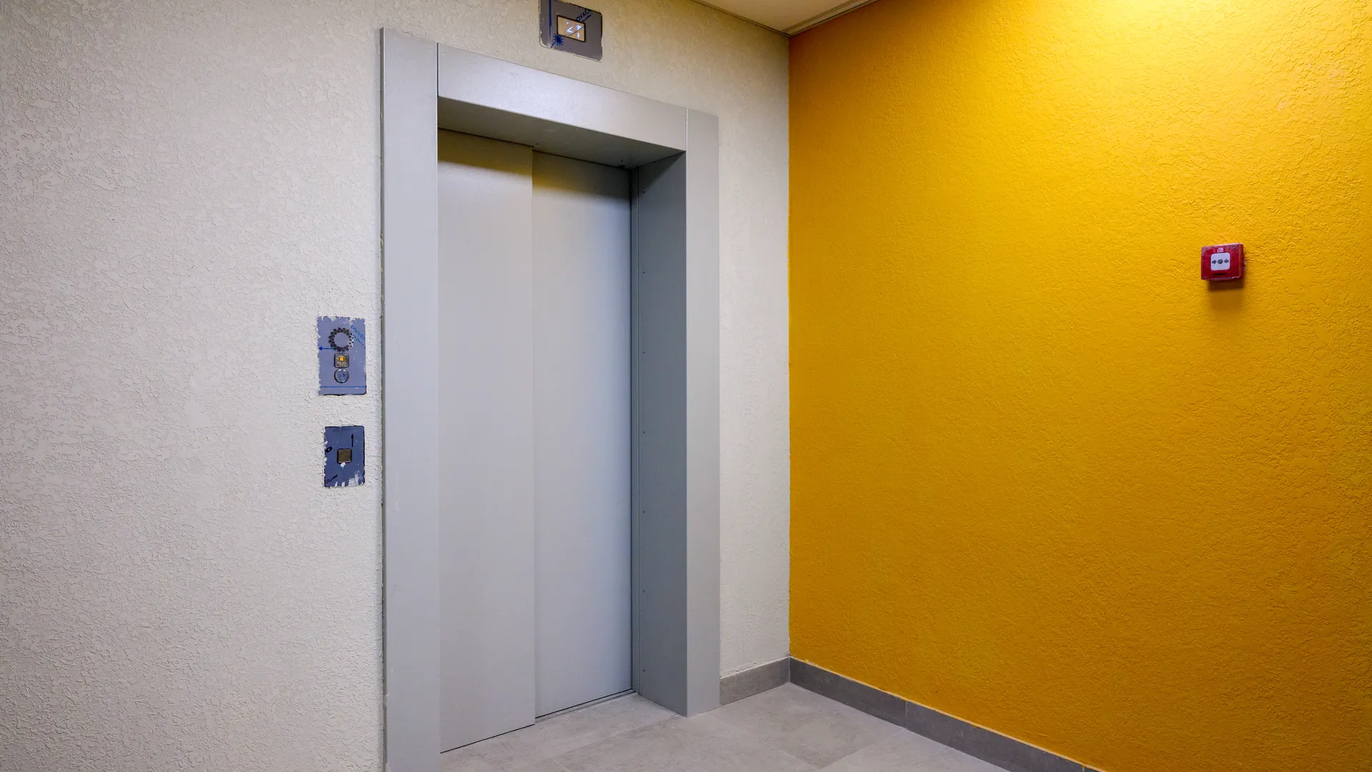 Шокирующее видео: лифт с 3-летней девочкой и ее мамой рухнул в Петербурге