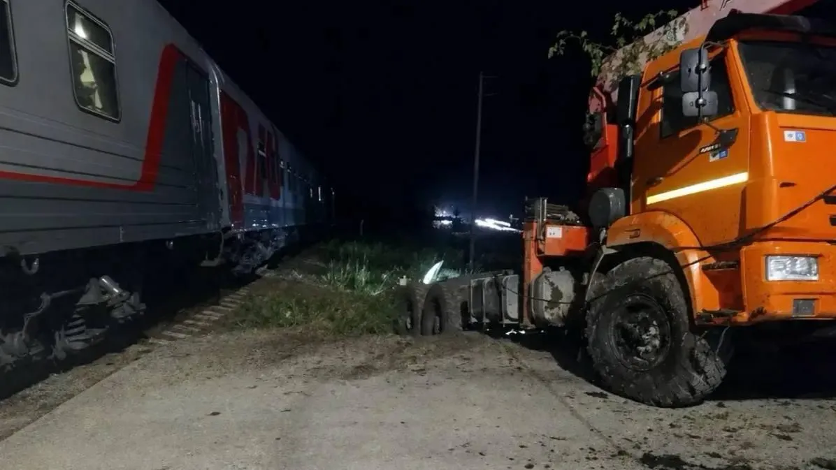 Грузовик столкнулся с пассажирским поездом на Сахалине