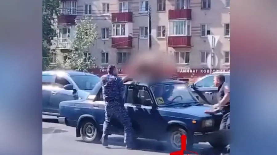 Росгвардеец задержал девушку, прыгавшую голой на машине в Солнечногорске