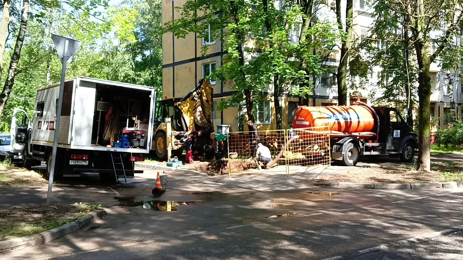 В Щелкове заменили задвижку в колодце на улице Неделина