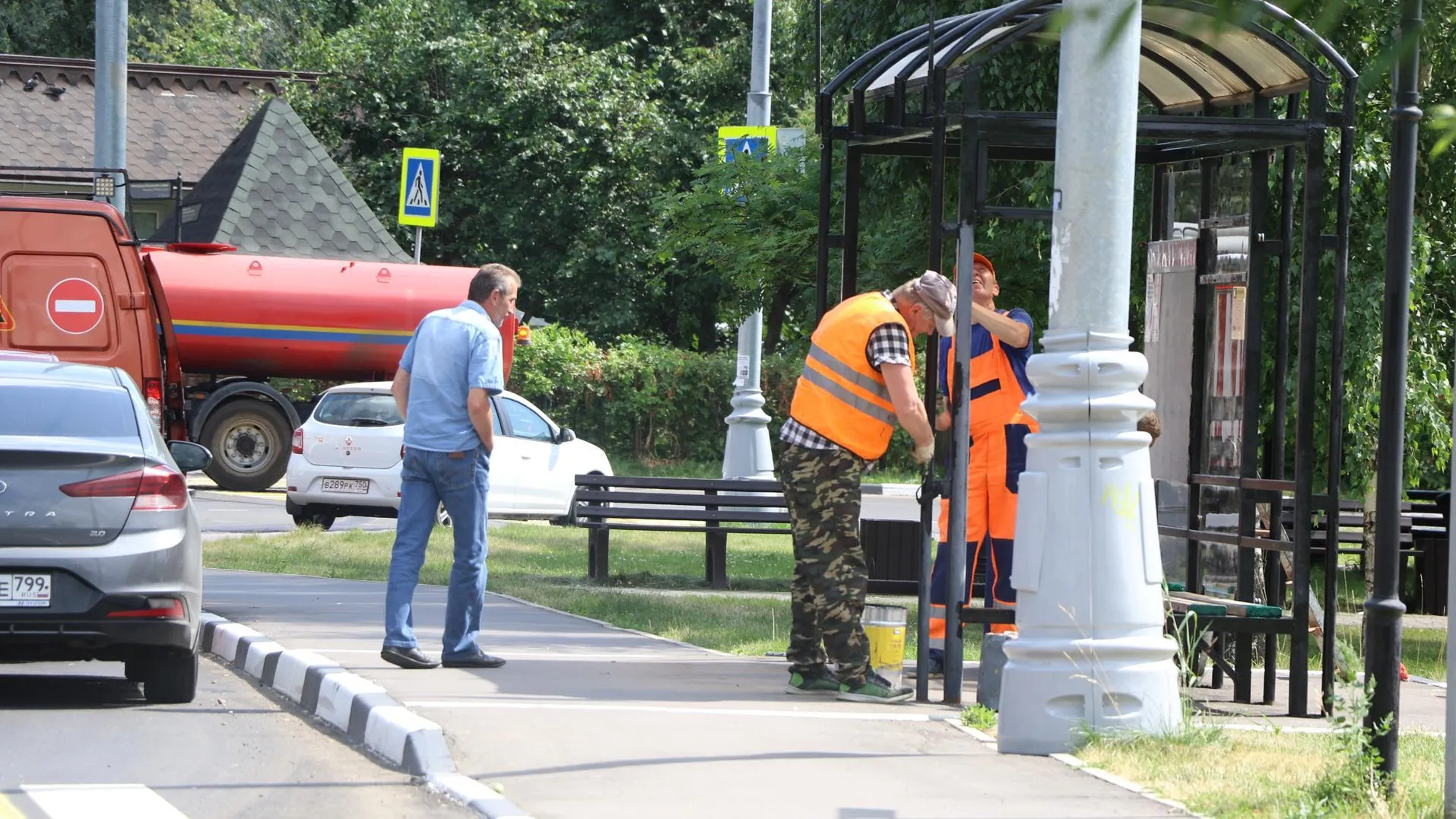 В Подмосковье дорожные службы отремонтировали остановки на шести улицах