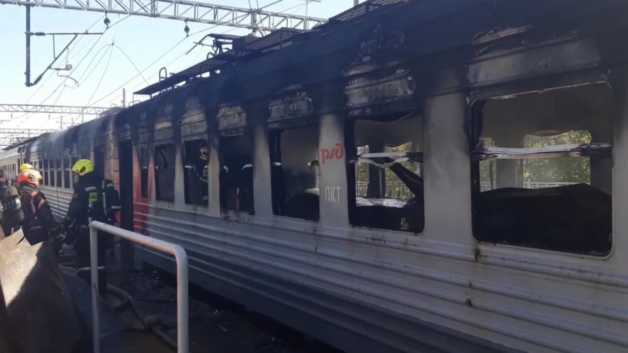 Пожарные потушили горящую электричку в Солнечногорске