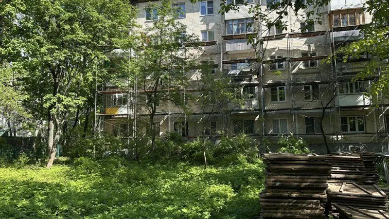 В округе Пушкинский специалисты обновляют многоквартирные дома