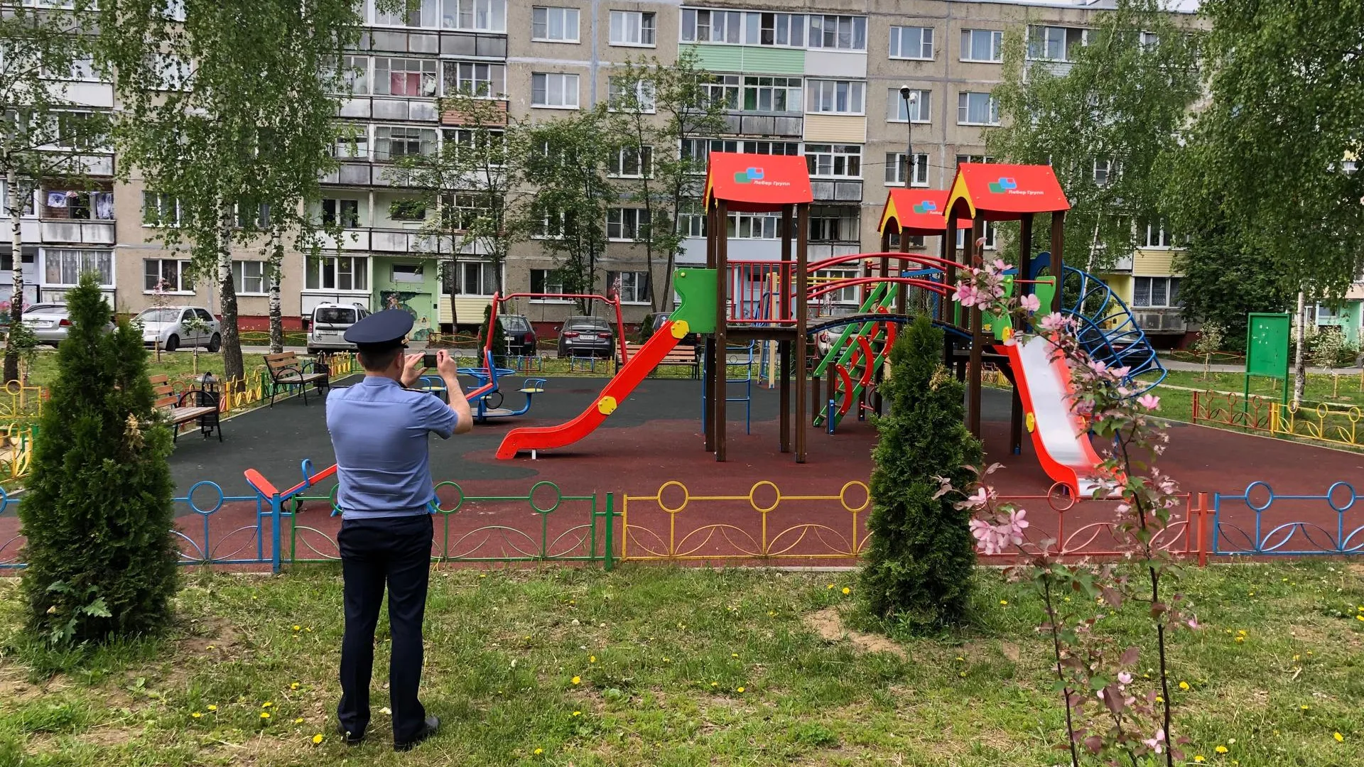 Недостатки на детской площадке по Лесной улице в Дзержинском устранят до 14 августа