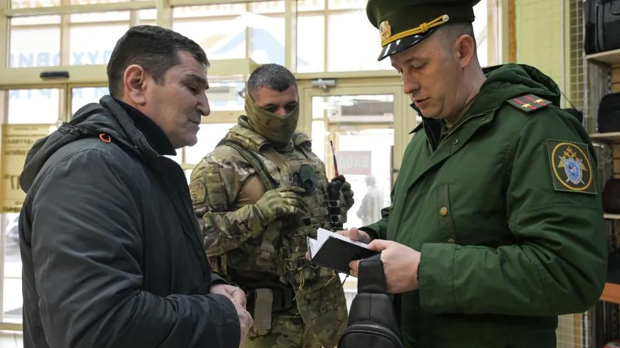 Десятки мигрантов получили повестки во время рейдов СКР и МВД в Москве