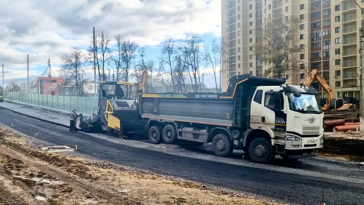 В Раменском округе приступили к асфальтированию подходов к путепроводу