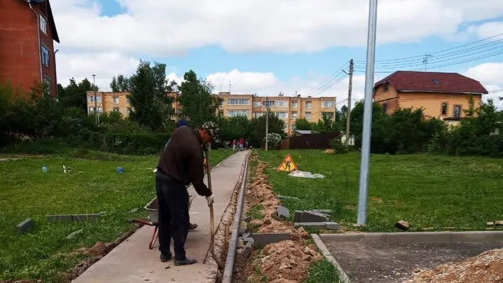 Бордюры начали менять на дороге в поселке Дубровицы Подольска
