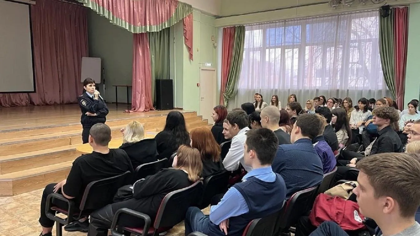 В Электростали сотрудники полиции провели беседы со школьниками