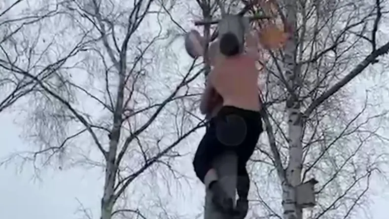 Под Петербургом на толпу людей упал масленичный столб с мужчиной у верхушки