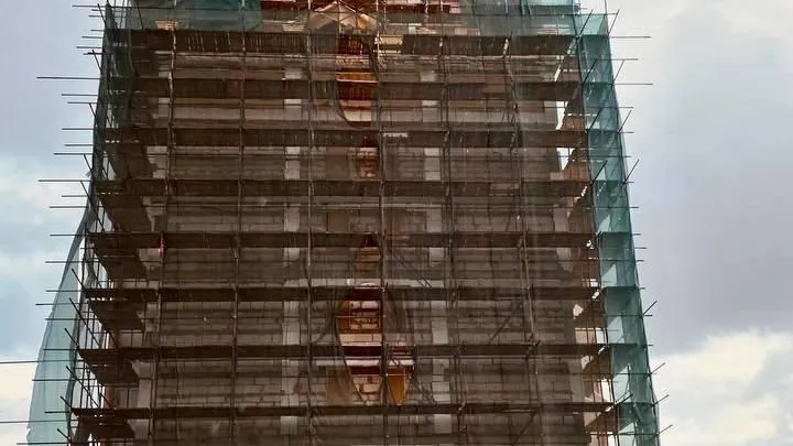 В доме № 1 по улице Дружбы в Чехове приступили к восстановлению фасада здания