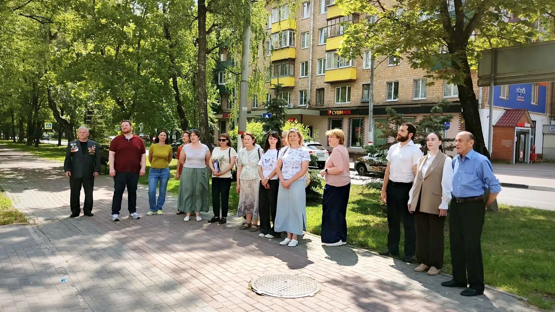 Жители Химок возложили цветы ко Дню ветеранов боевых действий