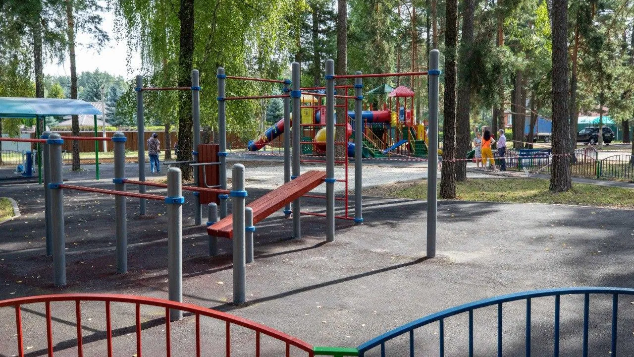 В Подольске завершают монтаж детской игровой площадки «Лагуна»