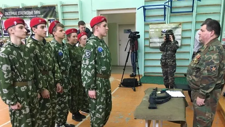 Юнармейцам Люберец показали приемы карате на оздоровительной зарядке