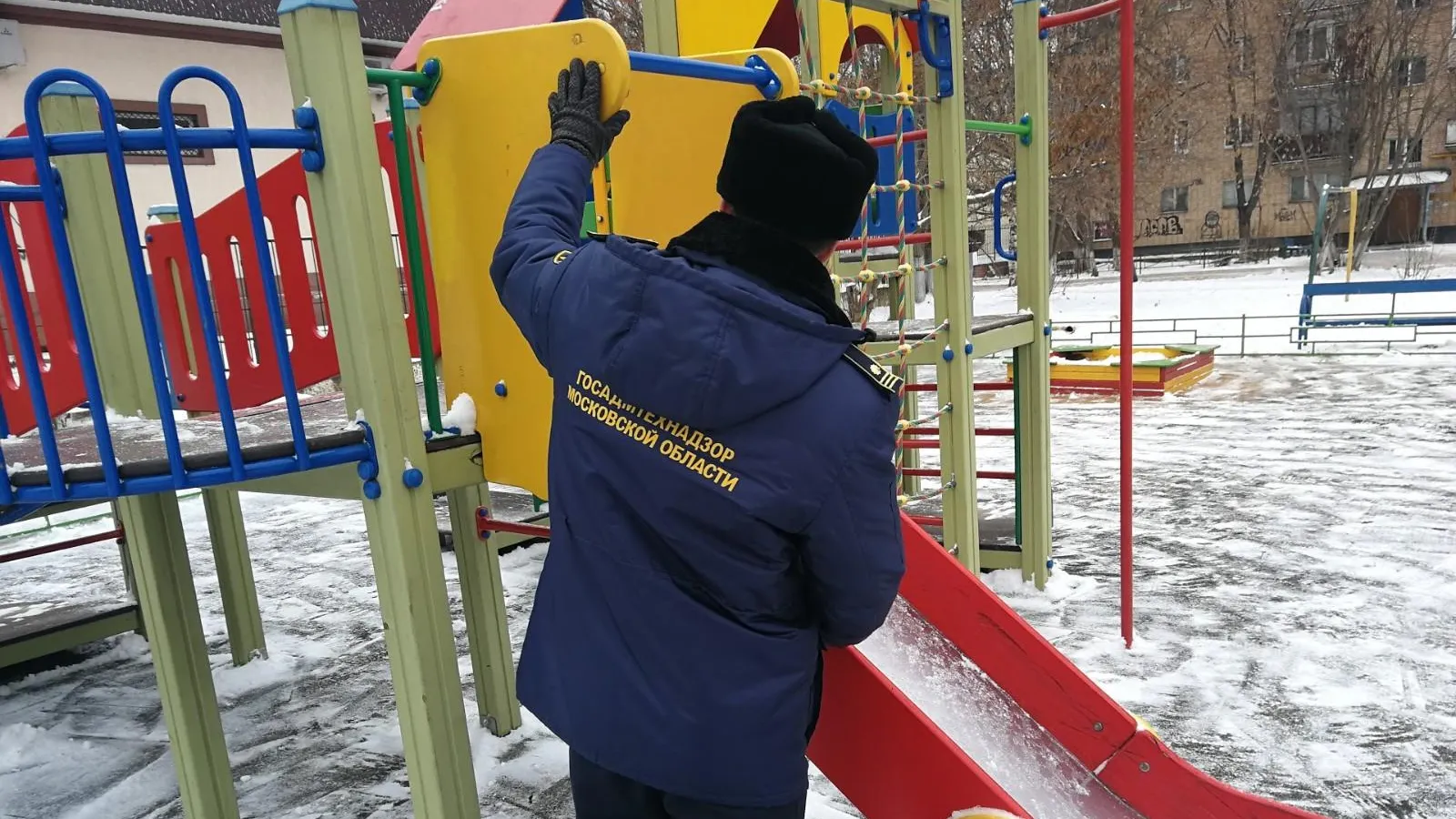 Состояние детских и спортивных площадок Подмосковья проверят после схода снега