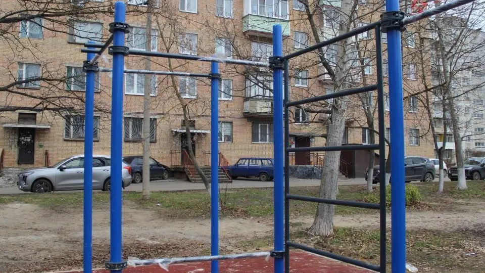 В Егорьевске заканчивают обустраивать новую площадку для занятий воркаутом