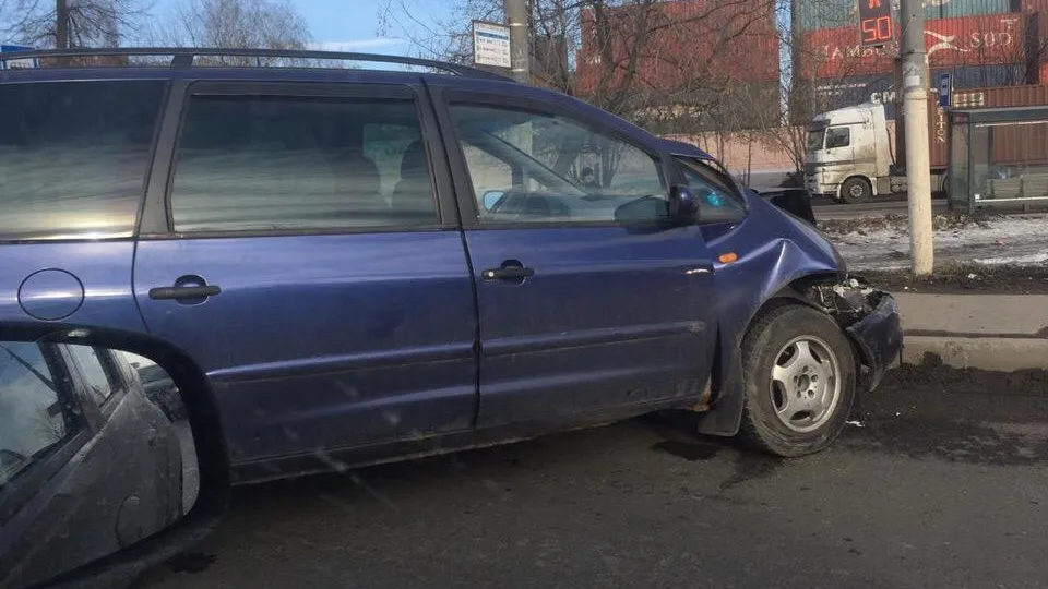 Два автомобиля столкнулись на проспекте Юных Ленинцев в Подольске