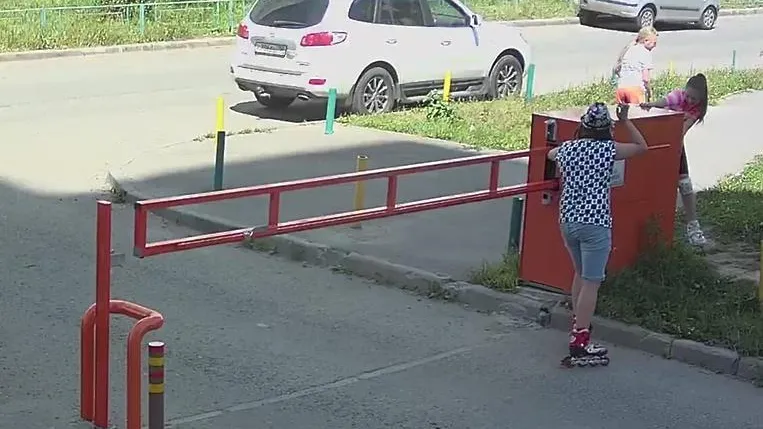 В микрорайоне Кузнечики Подольска дети катались на шлагбауме и сломали его