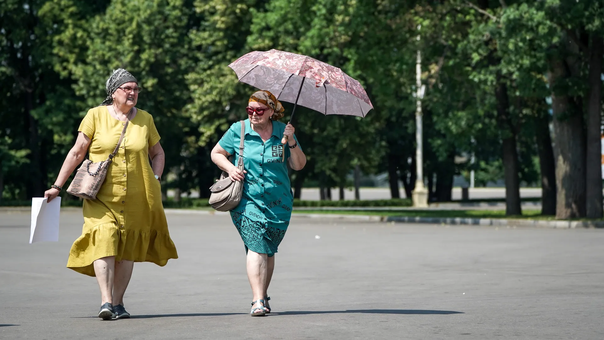 Врач рассказала, какую одежду не стоит носить в зной советует
